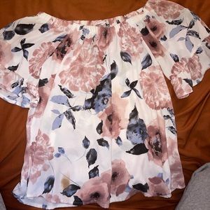 XS off the shoulder floral blouse